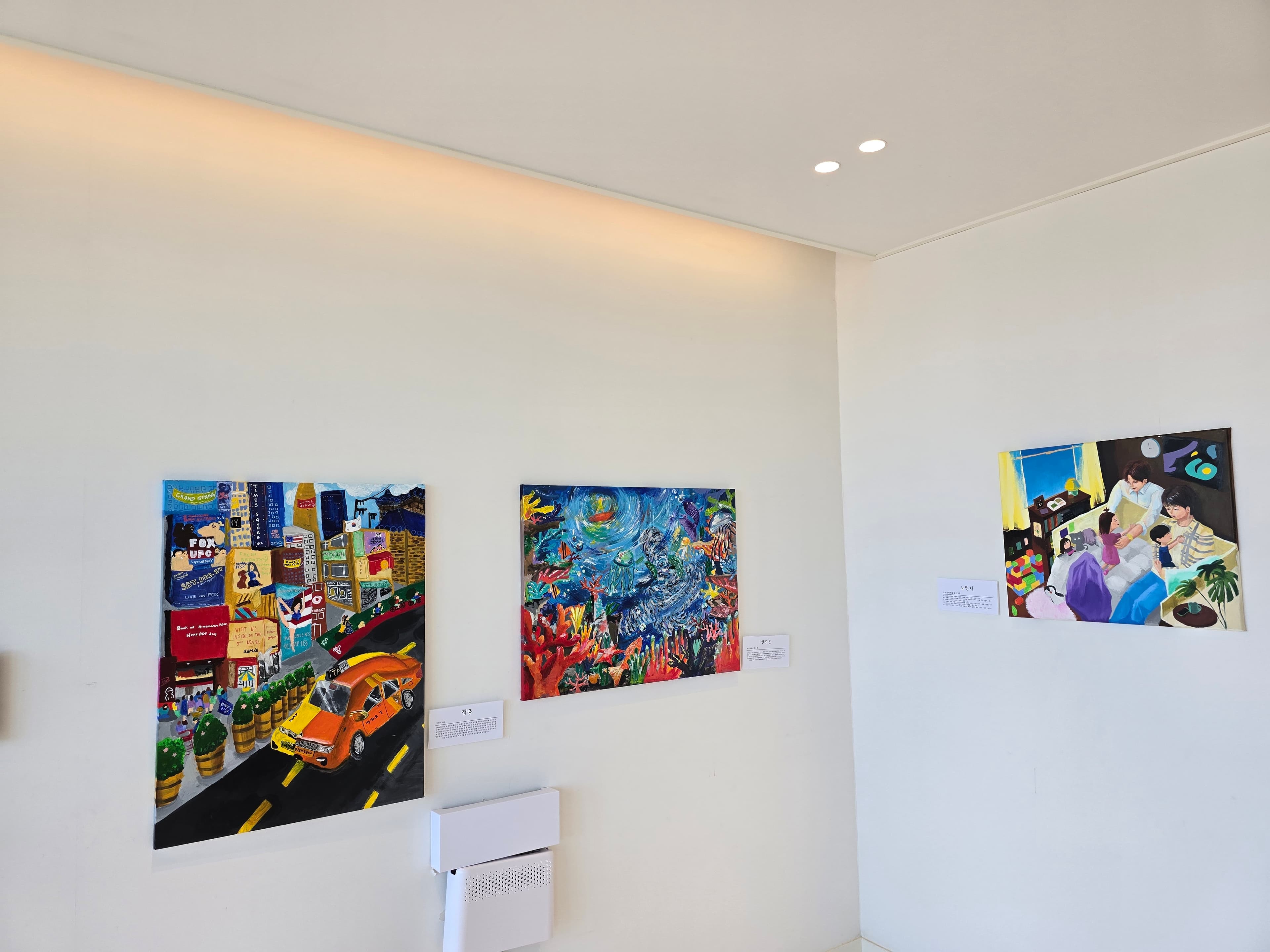 Paintings of the city, the sea and everyday life
